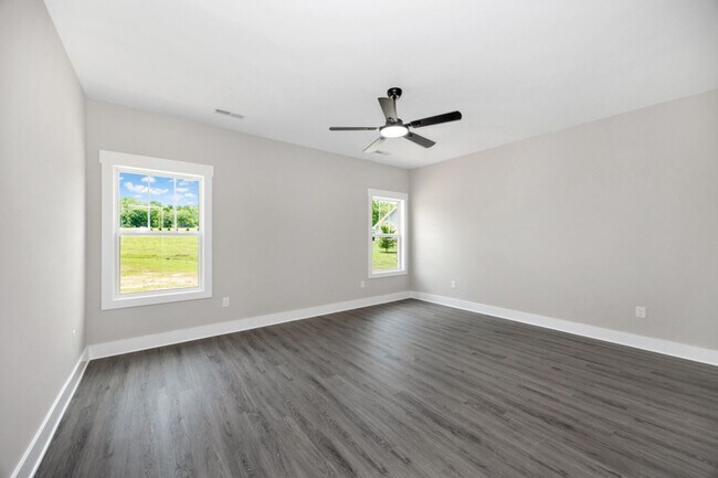 Building Photo - 4 Bedroom, 2 Bath