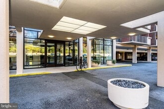 Building Photo - 1300 Army Navy Dr