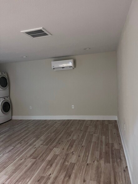 Building Photo - 517 B St