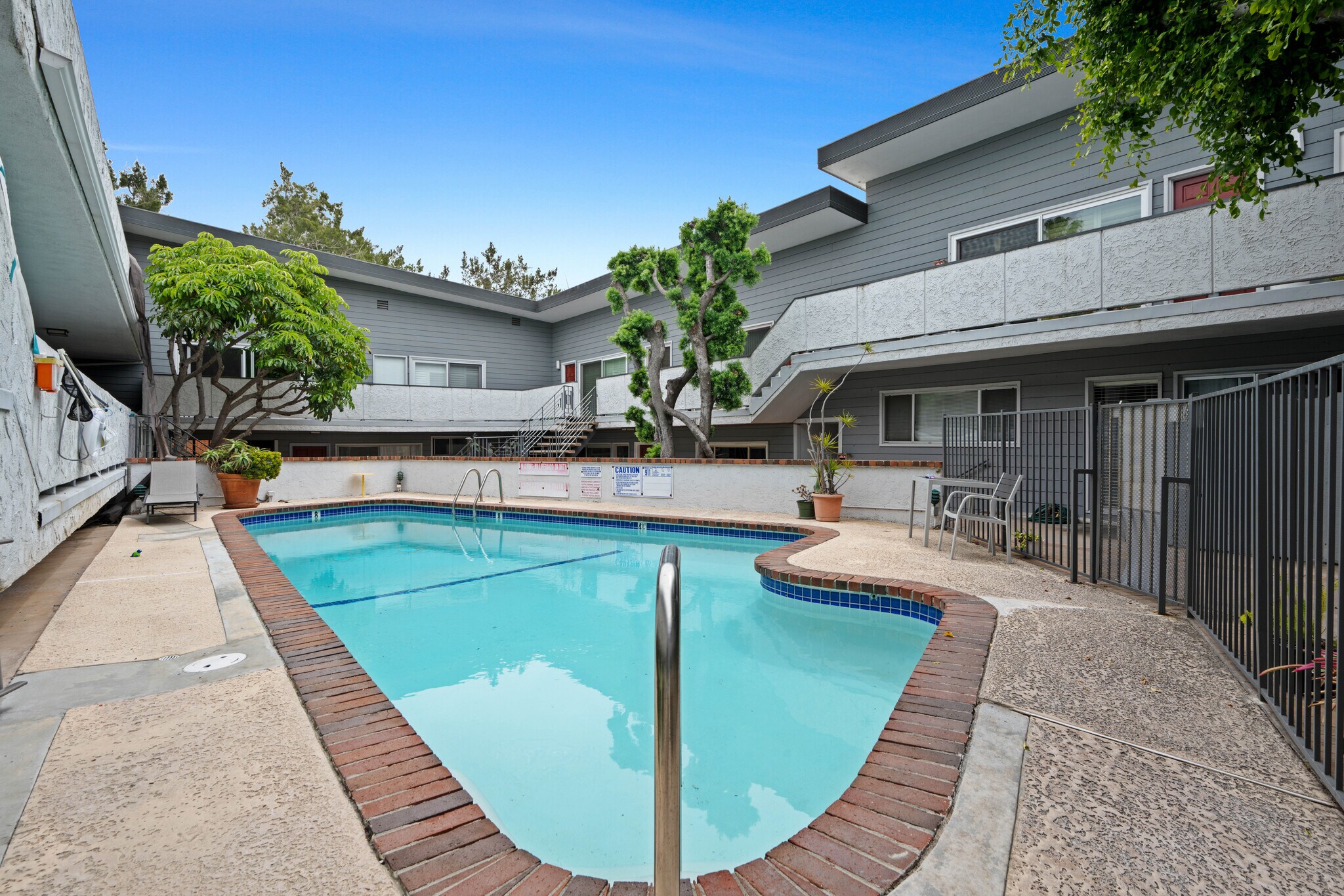 Building Photo - 2021 California Ave