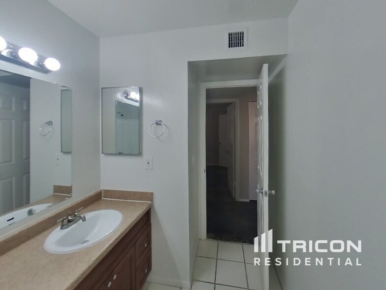 Building Photo - 1726 N Summer Cir