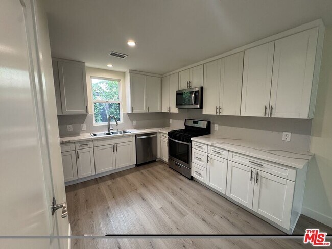 Building Photo - 3116 W 81st St