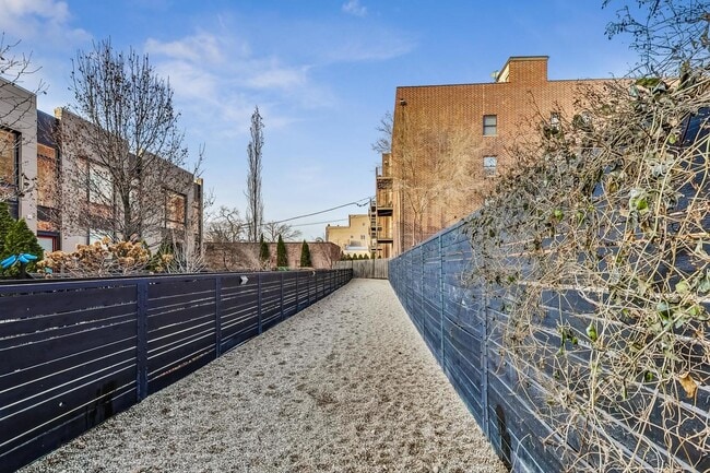 Building Photo - 4832 N Clark St