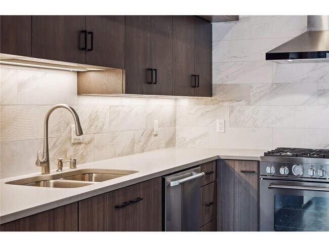 Building Photo - 253 Lake St E