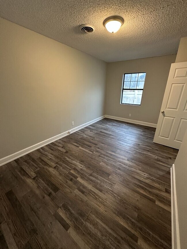 Building Photo - Newly Available! 2 Bedroom 1 Bathroom!