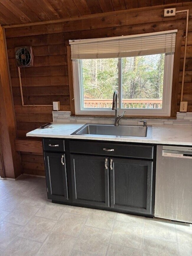 Building Photo - LAKE FRONT PARADISE