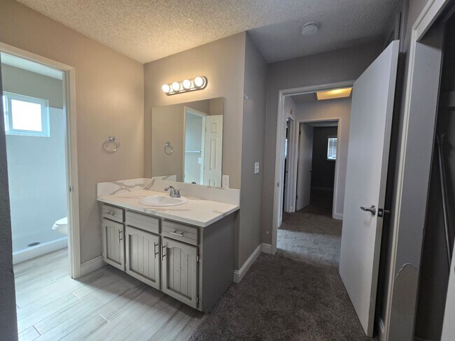 Building Photo - 3 BR 2 BA Available Now