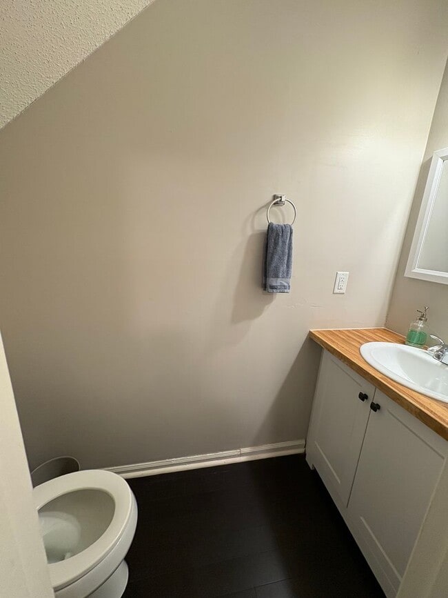 Building Photo - Lovely 2 bedroom 1.5 Bath