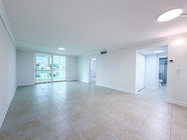 Building Photo - 7625 Sun Island Dr S