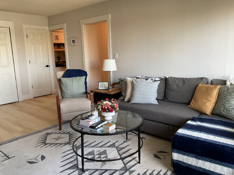 Building Photo - 406 W Azeele St