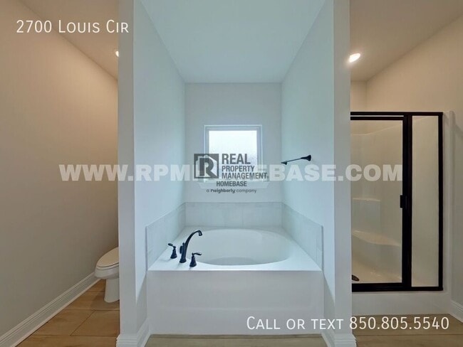 Building Photo - 2700 Louis Cir