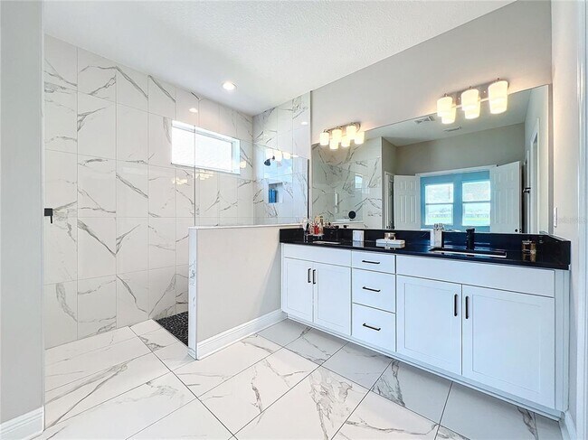 Building Photo - 5559 Trevesta Pl