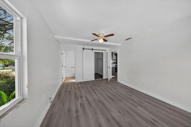 Building Photo - 117 NE 8th St