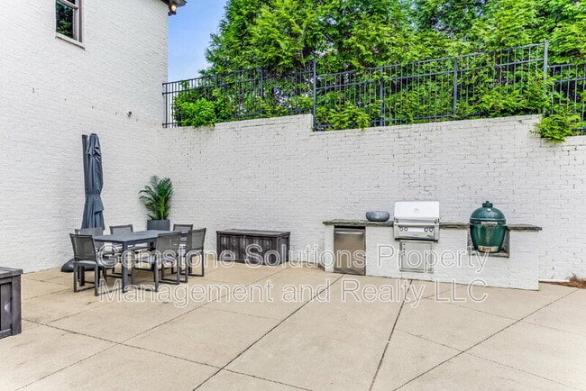 Building Photo - 1806 Burland Cres