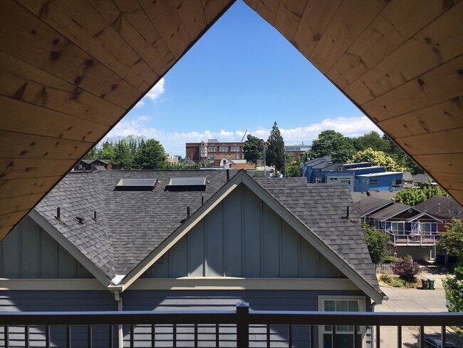 Building Photo - 4 Bedroom Townhouse Blocks from Seattle Un...
