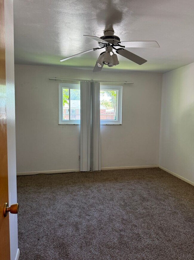 Building Photo - Euclid 2 Bedroom Townhome