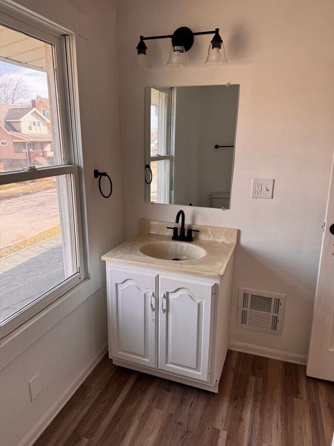 Building Photo - 534 S Oakland Ave