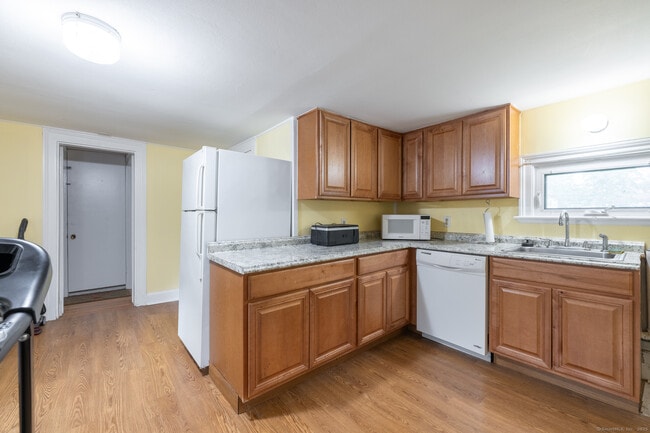 Building Photo - 1455 Farmington Ave