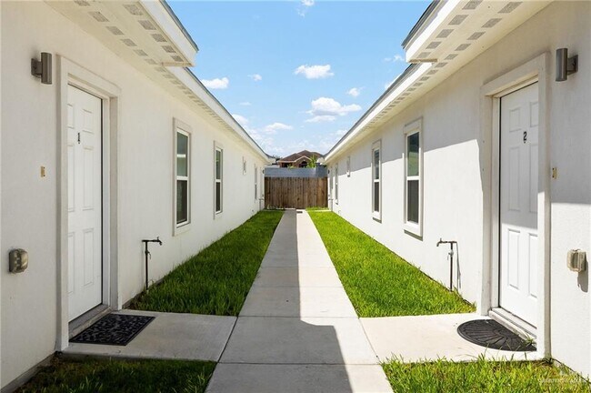 Building Photo - 13 S Colt Ln