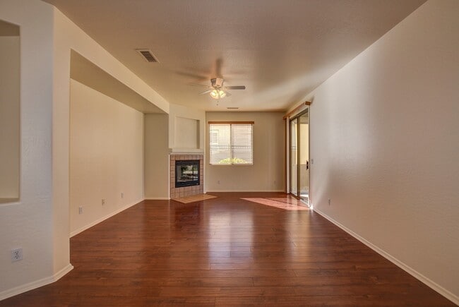 Building Photo - Upgraded 3 bed 2 bath StoneRidge Beauty!