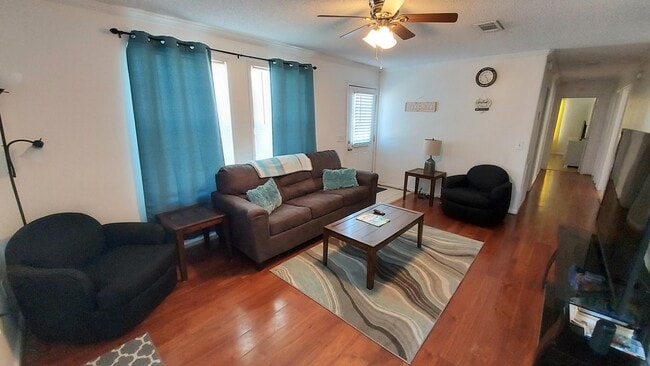 Building Photo - 1401 W 9th St