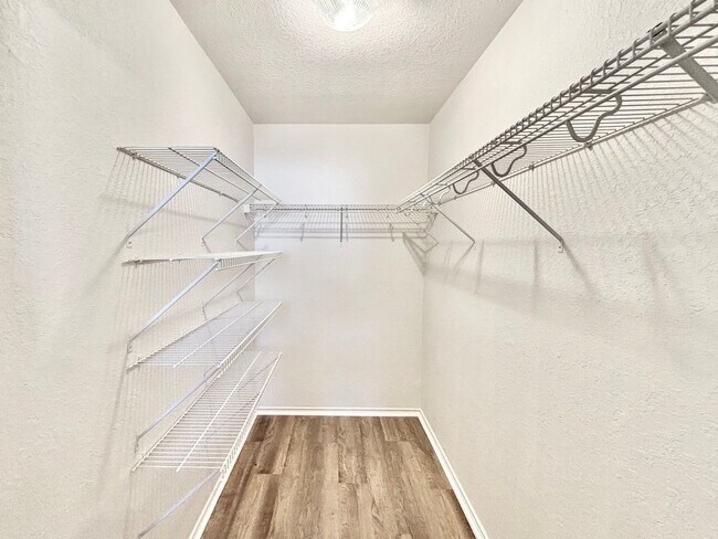 Building Photo - Spacious 4 bed 2.5 bath two-story home!