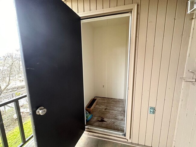 Building Photo - Ideal 2 Bedroom 2 Bathroom Lower Level Unit - Backs to Beautiful Greenspace!