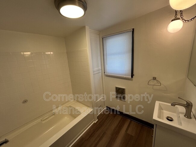 Building Photo - 1011 Cedar St