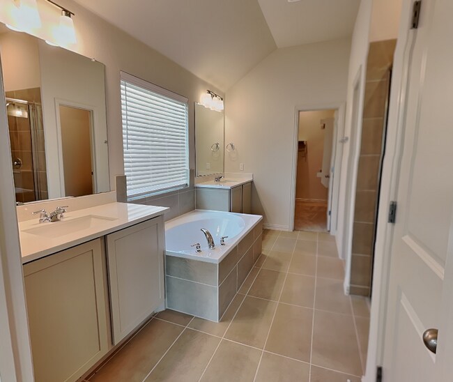 Building Photo - Brand-New Luxury Living in a Prime Fort Worth Location!