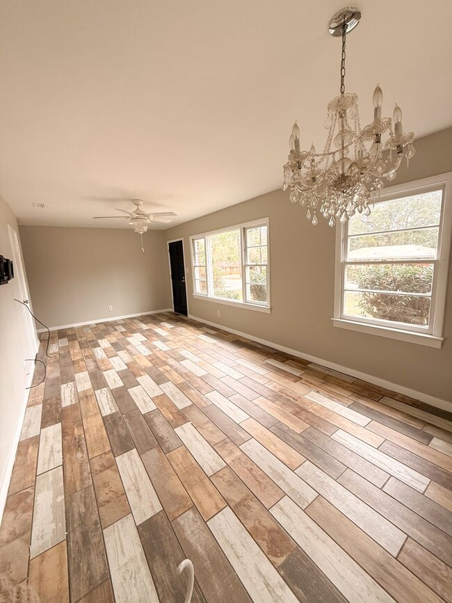 Building Photo - 1221 W Alden Ave