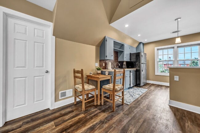 Building Photo - Furnished 1-Bedroom Upper Apartment on Main St