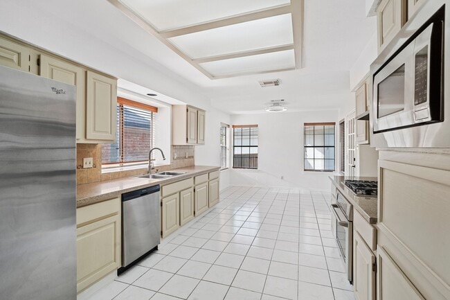Building Photo - 2710 Pineleaf Dr