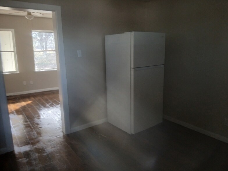 Building Photo - 106 S Davis St