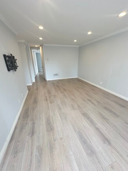 Building Photo - 6050 Canterbury Dr