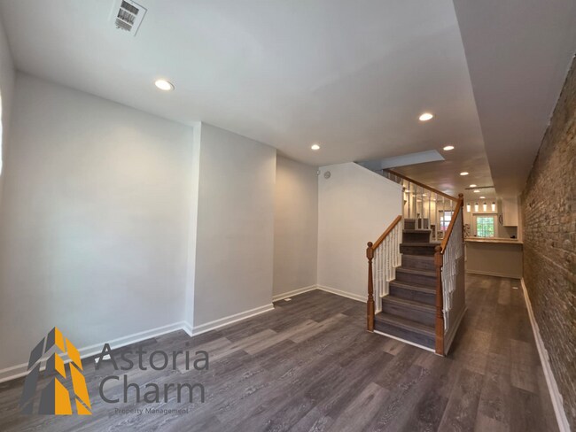 Building Photo - 3 Bedroom End Unit with Finished Basement and Fenced Yard on E 28th Street