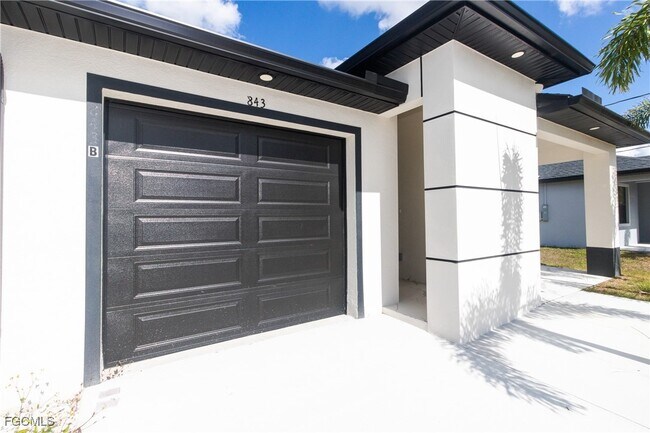 Building Photo - 843 Duplex St E