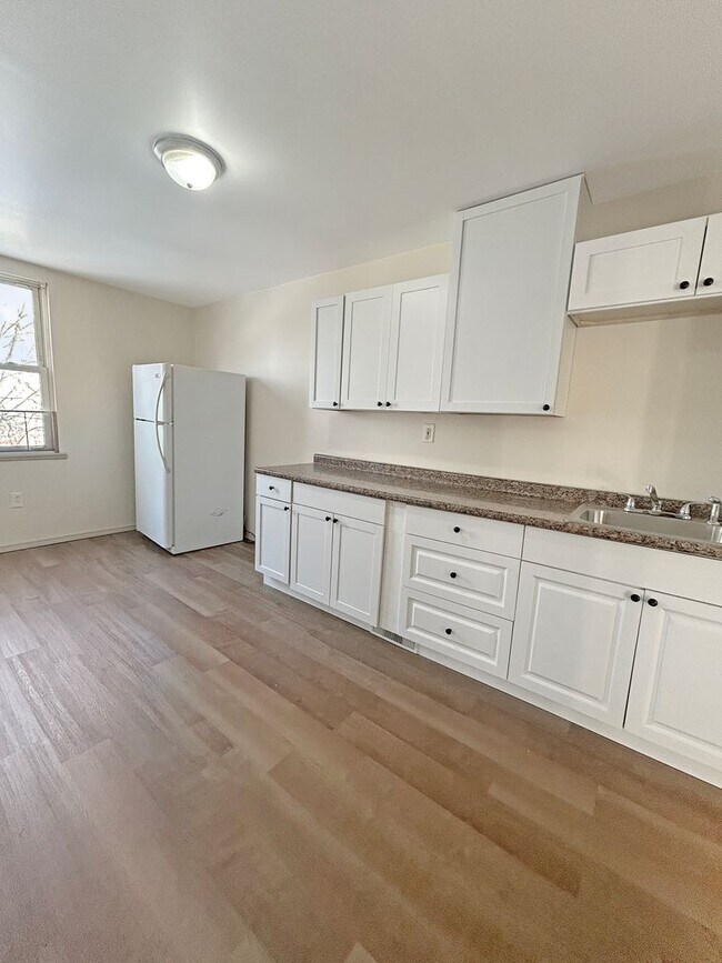 Building Photo - 36 Hickory St