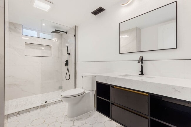 Building Photo - 10716 NE 144th Ct