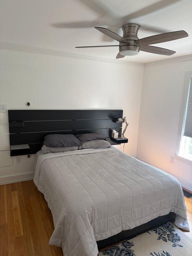 Building Photo - 422 Canterbury Ct NW