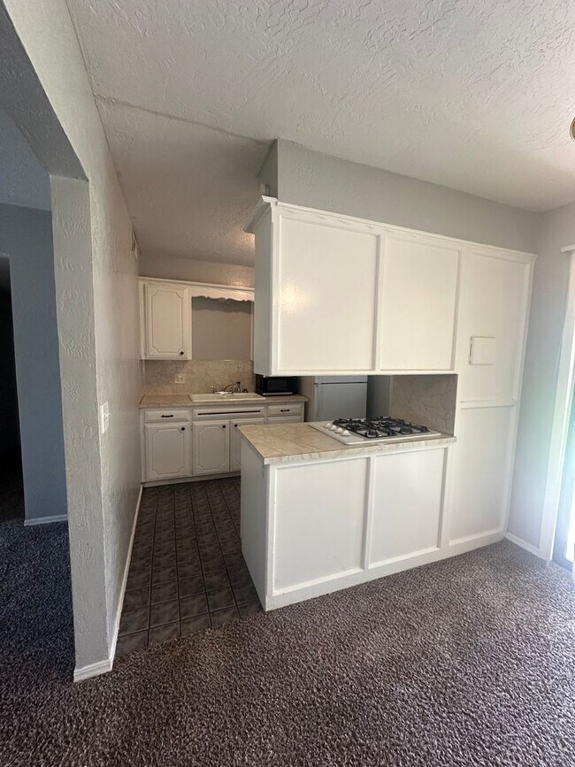 Building Photo - 4844 Woodview Dr