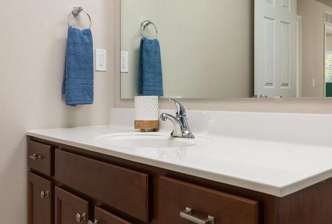 Building Photo - Large 4 bedroom 2000 sq ft home at a great value!