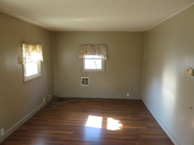 Building Photo - 108 1/2 E School St