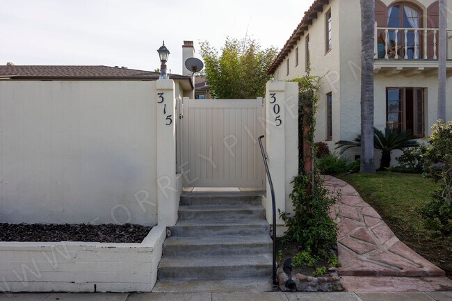 Building Photo - OPEN HOUSE: 12/13 1-2PM ~ 3BR Townhome with Garage, 1 BLOCK from Ocean!