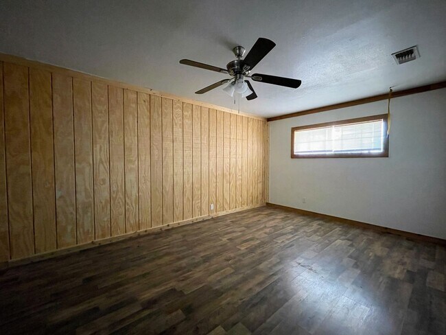 Building Photo - Cozy?Charm Meets Modern Luxury – Your Perfect Ranch-Style Retreat in Lamesa!
