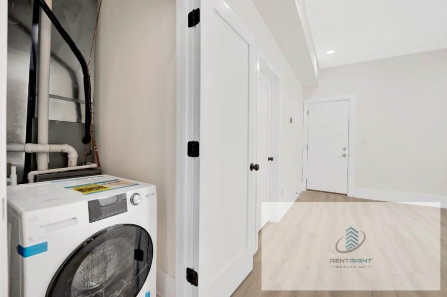 Building Photo - 944 N Damen Ave