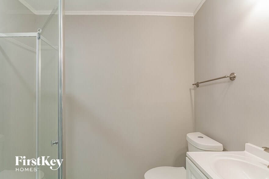 Building Photo - 401 Sparella St