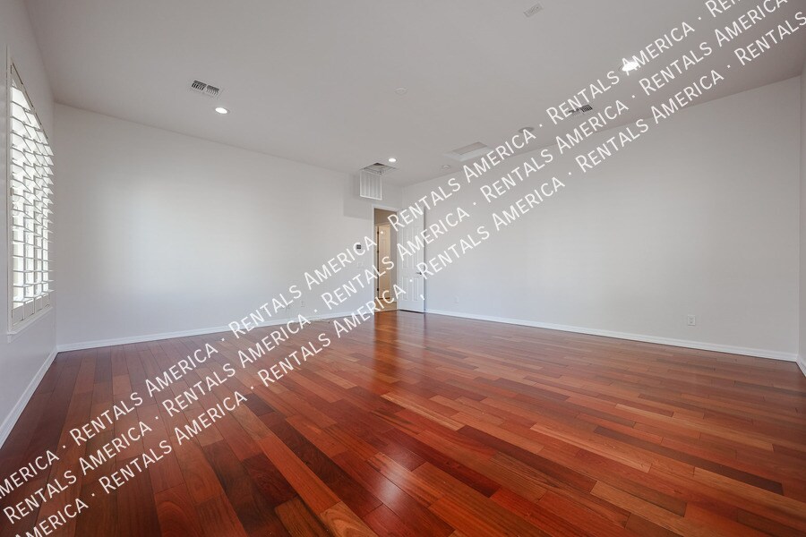 Building Photo - 1935 W Sparrow Dr