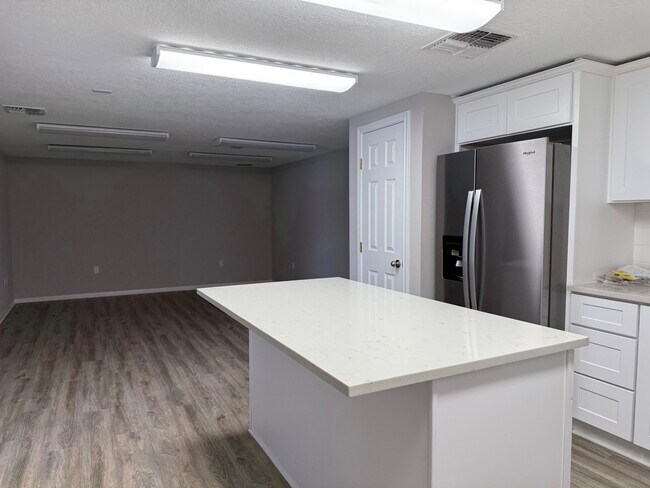 Building Photo - 400 W Texas Ave