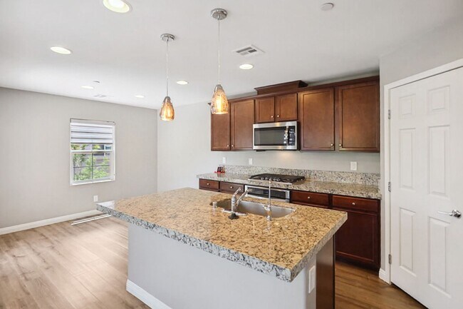Building Photo - Beautiful 3 Bedroom Townhome With Stunning Mountain Views
