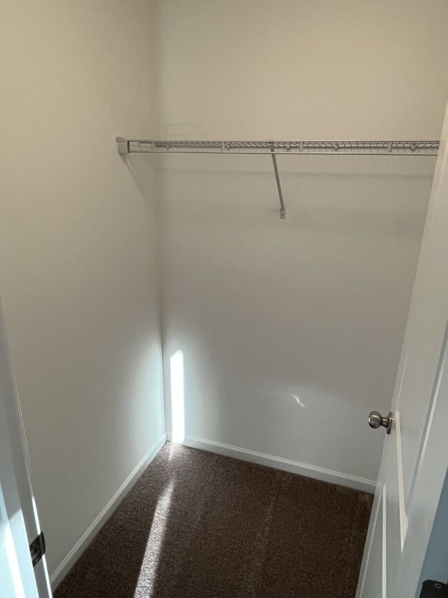 Building Photo - Large, Newer 4 Bedroom + Office and Loft i...